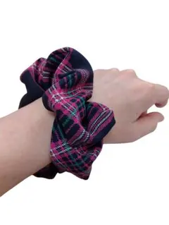 チェック柄　シュシュ　ヘアゴム　ピンク　紺