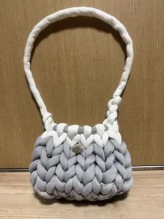 ハンドメイド グレーとホワイトのショルダーのマンドゥバックです。