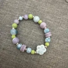 カラフルビーズのハンドメイドブレスレット