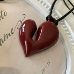 【再入荷】ぷっくりフォルム　艶々　ハートペンダントネックレス レッド　セーターに