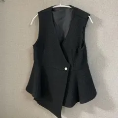 黒いノースリーブペプラムベスト