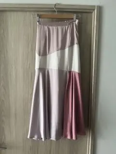 ピンク艶のある配色スカート