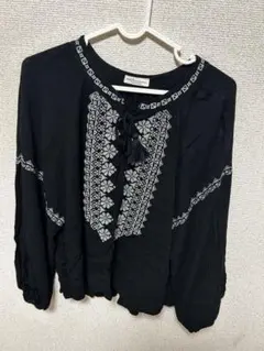 ブラックブラウス　　アースミュージックアンドエコロジー