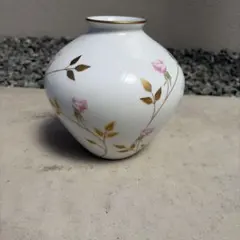 陶器製花瓶 金色の花模様 バラデザインのサムネイル