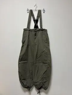 Niko and… サスペンダー付きバルーンパンツ カーキ M