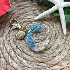 ハンドメイド　レジン　イニシャルチャーム　C