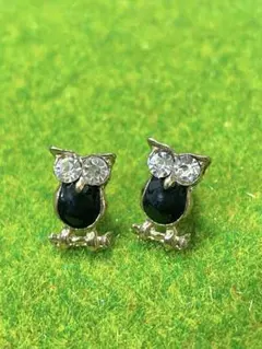 フクロウ型ピアス 黒とゴールド