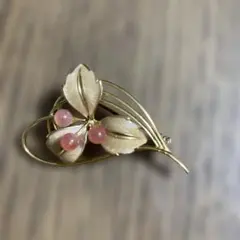 エレガントな花と葉のブローチ