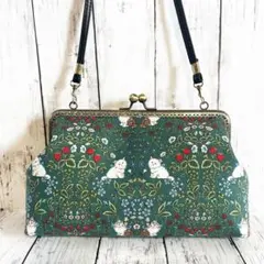 猫とイチゴ柄　がま口バッグ　合皮ショルダー紐付き　ハンドメイド