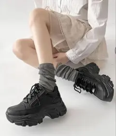 【未使用】shoes in closet スニーカーのサムネイル