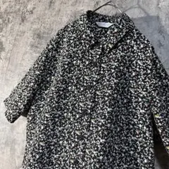 【フラワー柄 半袖 ブラウス】黒×白 小花 レトロデザイン Mサイズ
