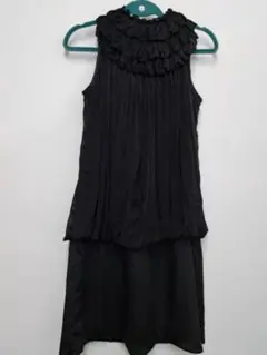 MK の黒のフリル付きパーティードレス