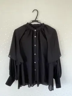 フリル付きブラック長袖シャツ