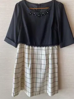 ビーズ装飾付き膝丈ワンピース