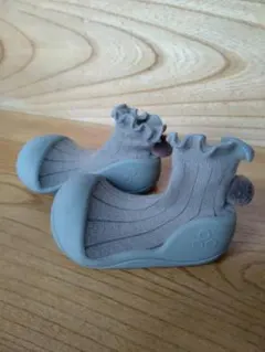 Attipas アティパス ベビーシューズ カーキ　ポンポン付き　13.5cm