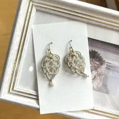 ◇アンティーク風リーフピアス◇　ゴールド×パステルグレー　ハンドメイド
