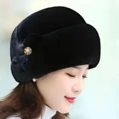 黒 冬用レディース帽子、おしゃれで暖かい　ブローチ付きフリーサイズ