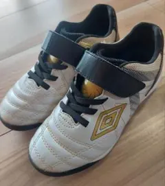 umbro サッカー　アップシューズ ホワイト/ブラック/ゴールド　１９cm