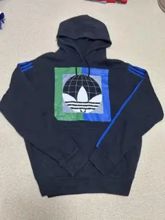adidas グラフィックパーカー