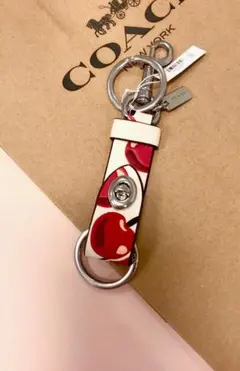 ☆13日までお値下げ☆COACHハートバッグチャーム・チェリー 柄　未使用品 ☆13日までお値下げ☆COACHハートバッグチャーム・チェリー 柄