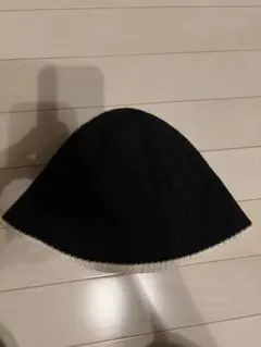 黒 バケットハット 白い縁取り