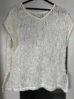 透かし編みホワイトVネックTシャツ