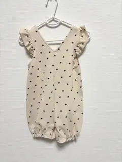 ベージュ ハート柄ロンパース