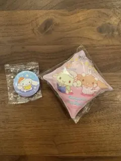 【くら寿司】シナモロール クッションチャーム&缶バッジ