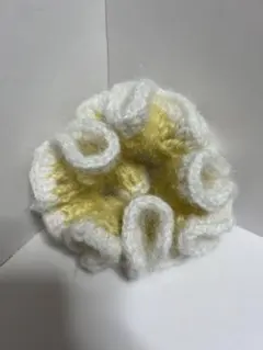 フリル付きホワイトゴールドシュシュ