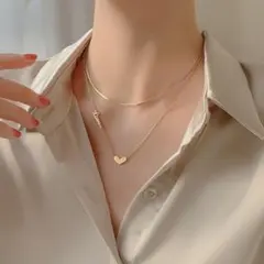 26 Loveロゴ×ハートチャーム ネックレス 華やかな胸元演出