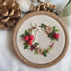 姫りんごのハーフリース　手刺繍　刺繍フレーム　インテリア　置物　秋冬
