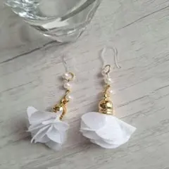 ホワイト　揺れる　花　ピアス