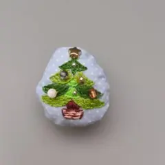 クッション刺繍ブローチ　クリスマスツリー
