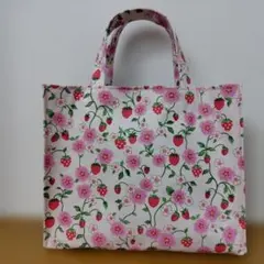 スクエアトートバッグ　手提げ　キャスキッドソン✤イチゴ柄　ハンドメイド