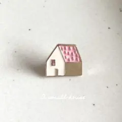 小さなおうちのピンブローチ　ピンク　ピンバッジ　ピンズ　プレゼント　北欧