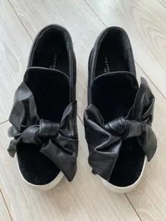 PHILIPPE MODEL リボン付き黒スリッポン