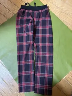 黒と赤のチェック柄パンツ