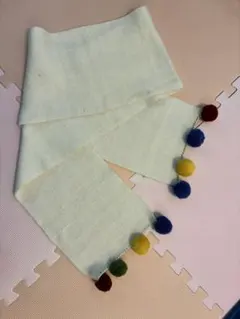 ＊同梱50円＊ カラフルポンポン付き　クリーム色マフラー