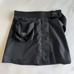 新品タグ付きPRADA ミニスカート ネイビー ロゴ金ボタン 38 新品タグ付きPRADA ミニスカート ネイビー ロゴ金ボタン 38 - メルカリ