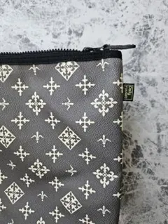 デイリーラシットフラットポーチ マルチポーチモノグラム柄Daily russet