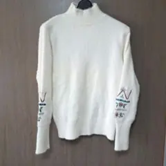 アイボリー タートルネックセーター 袖刺繍