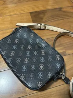 GUESS 黒ショルダーバッグ　Kamryn Top Zip Crossbody