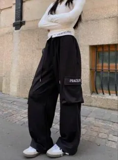 黒 ワークパンツ 大きなポケット付き