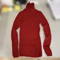 赤いタートルネックセーター