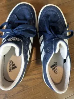 adidas ネイビー スニーカー 3本ストライプ