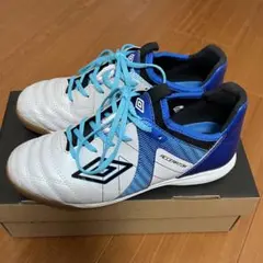 【美品】umbro サッカーシューズ ホワイト/ブルー　インドア　22.5cm