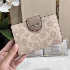 新品☆COACH コーチ　折り財布　ライトカーキ シグネチャー 折り財布