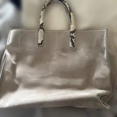 シルバー 大容量バッグ ヘビ皮風ハンドル