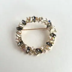 【2-141】ブローチ きらきらストーンとパール リース風 モノトーン