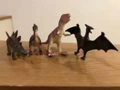 恐竜　フィギュア　4体